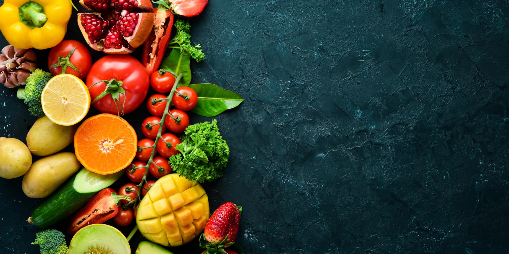 Obst und Gemüse auf einer Schiefertafel