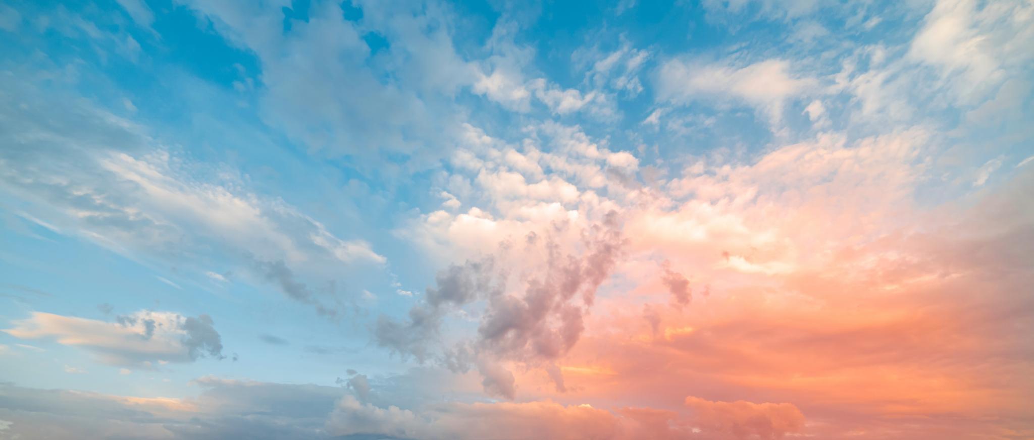 Ein Himmel in Blau- und Rosatönen und Wolken