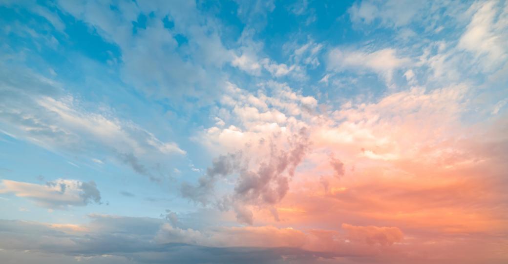 Ein Himmel in Blau- und Rosatönen und Wolken