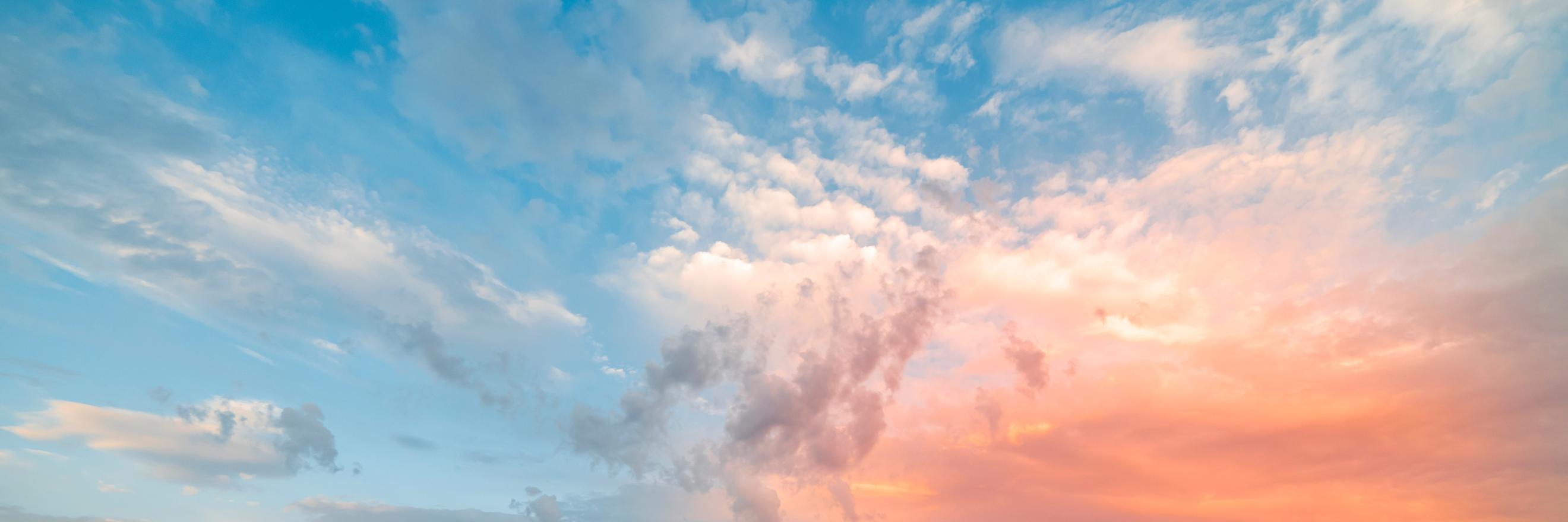 Ein Himmel in Blau- und Rosatönen und Wolken