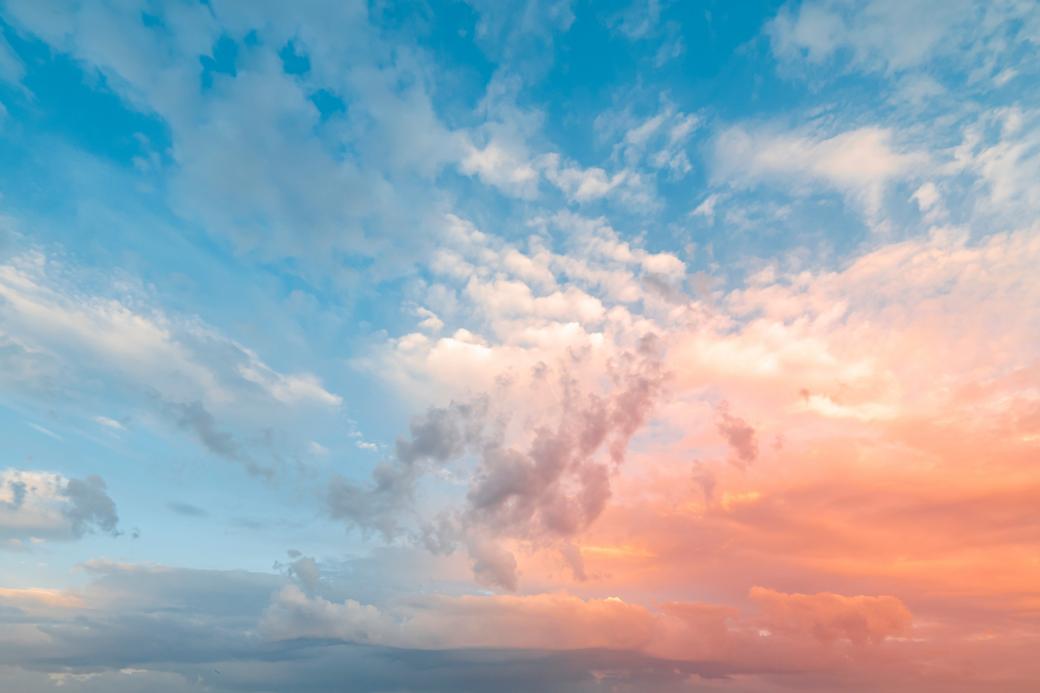Ein Himmel in Blau- und Rosatönen und Wolken