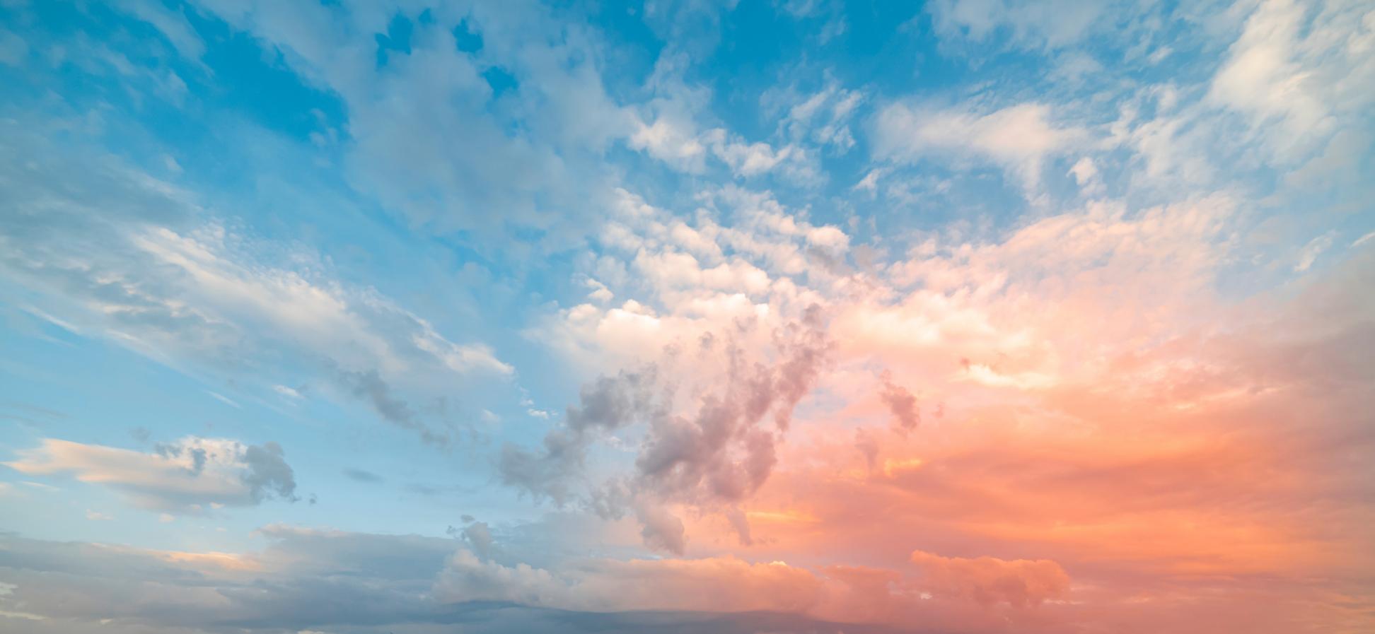 Ein Himmel in Blau- und Rosatönen und Wolken
