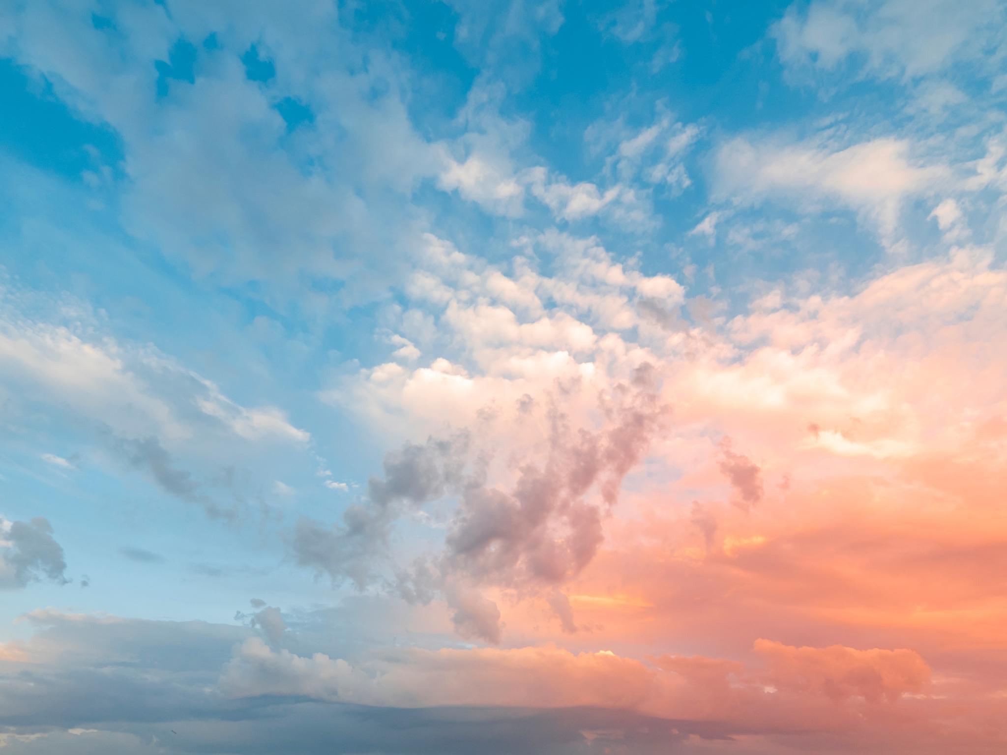 Ein Himmel in Blau- und Rosatönen und Wolken