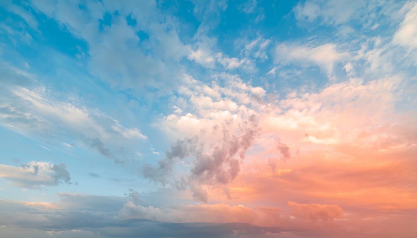 Ein Himmel in Blau- und Rosatönen und Wolken