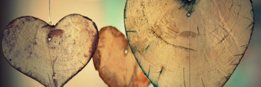 Herzen aus Holz hängen an Schnüren