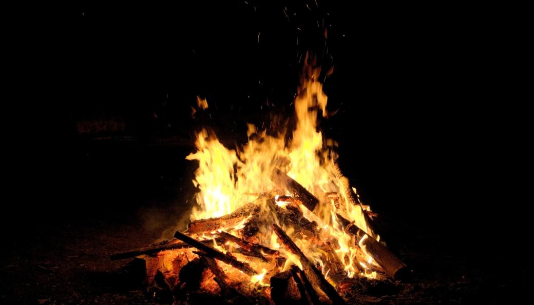 Leuchtend loderndes Lagerfeuer