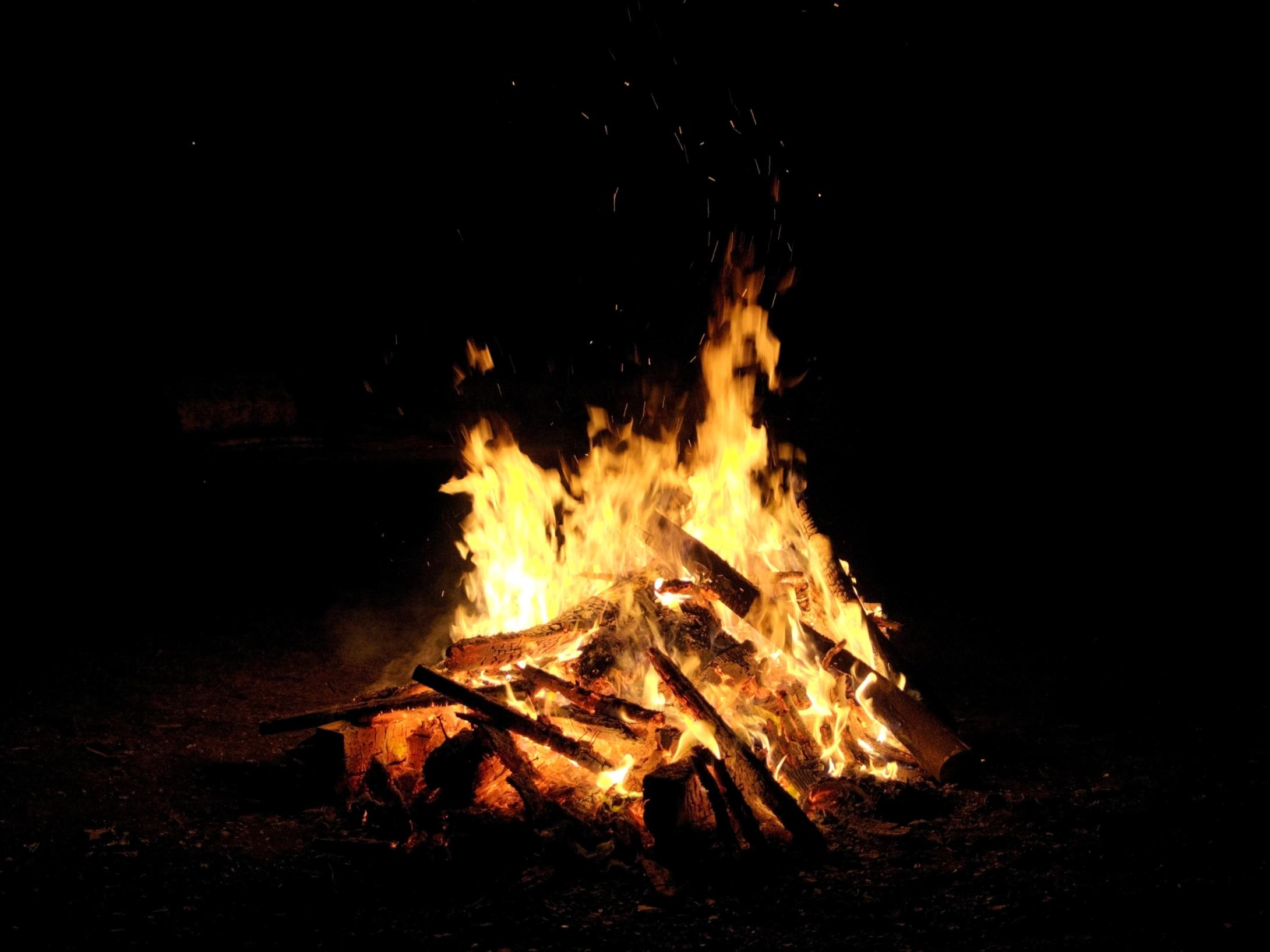 Leuchtend loderndes Lagerfeuer