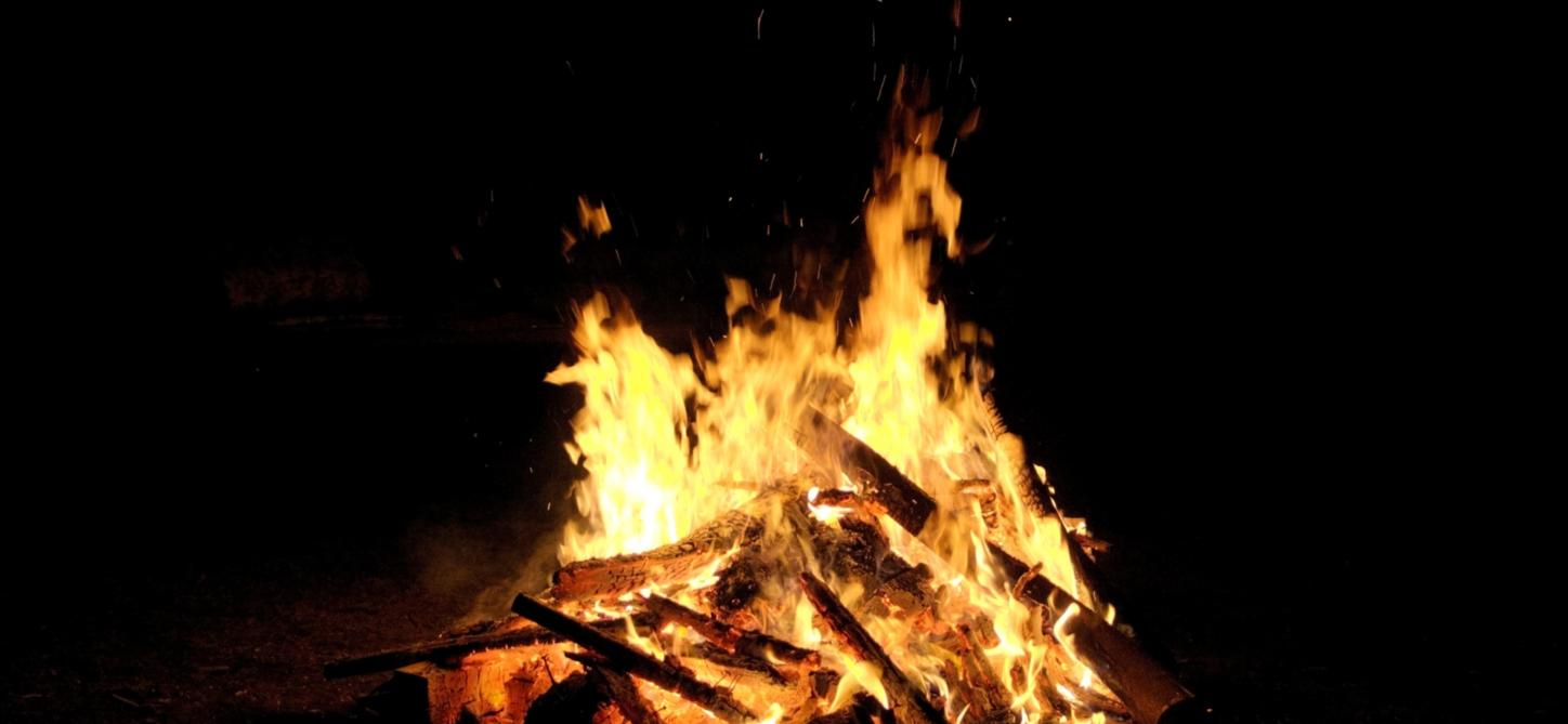 Leuchtend loderndes Lagerfeuer
