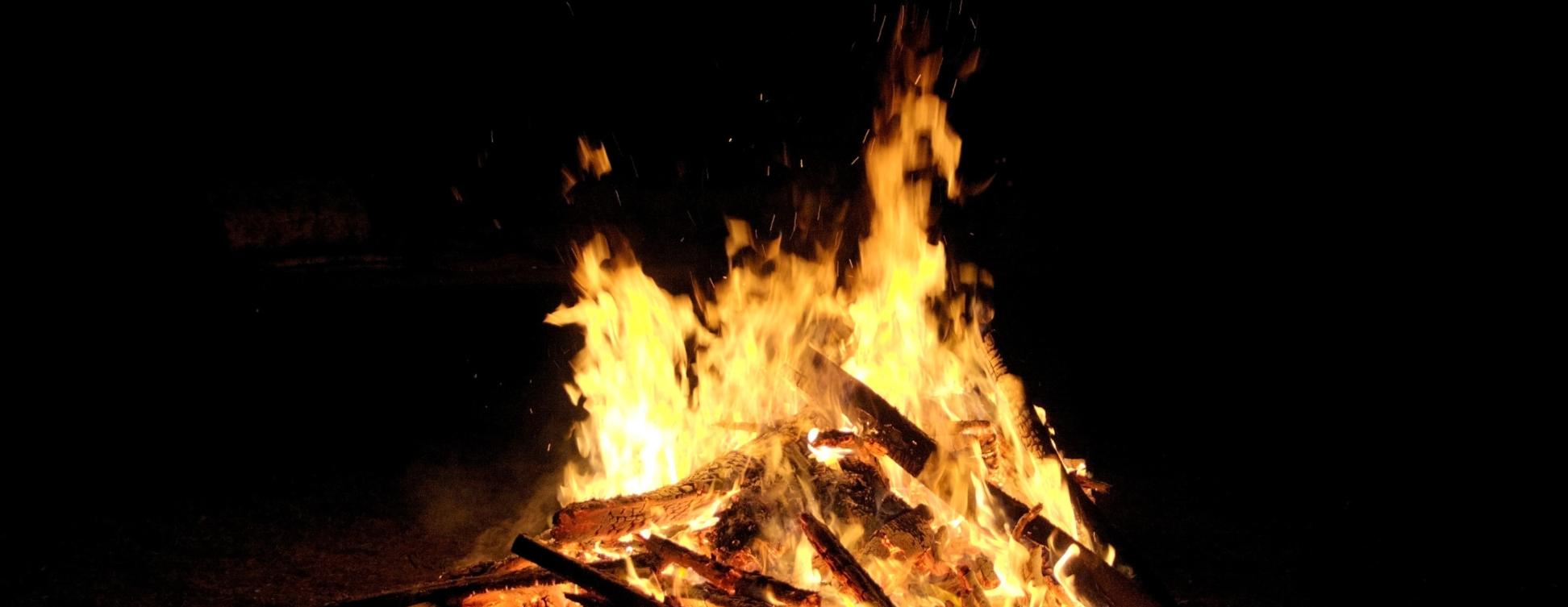 Leuchtend loderndes Lagerfeuer