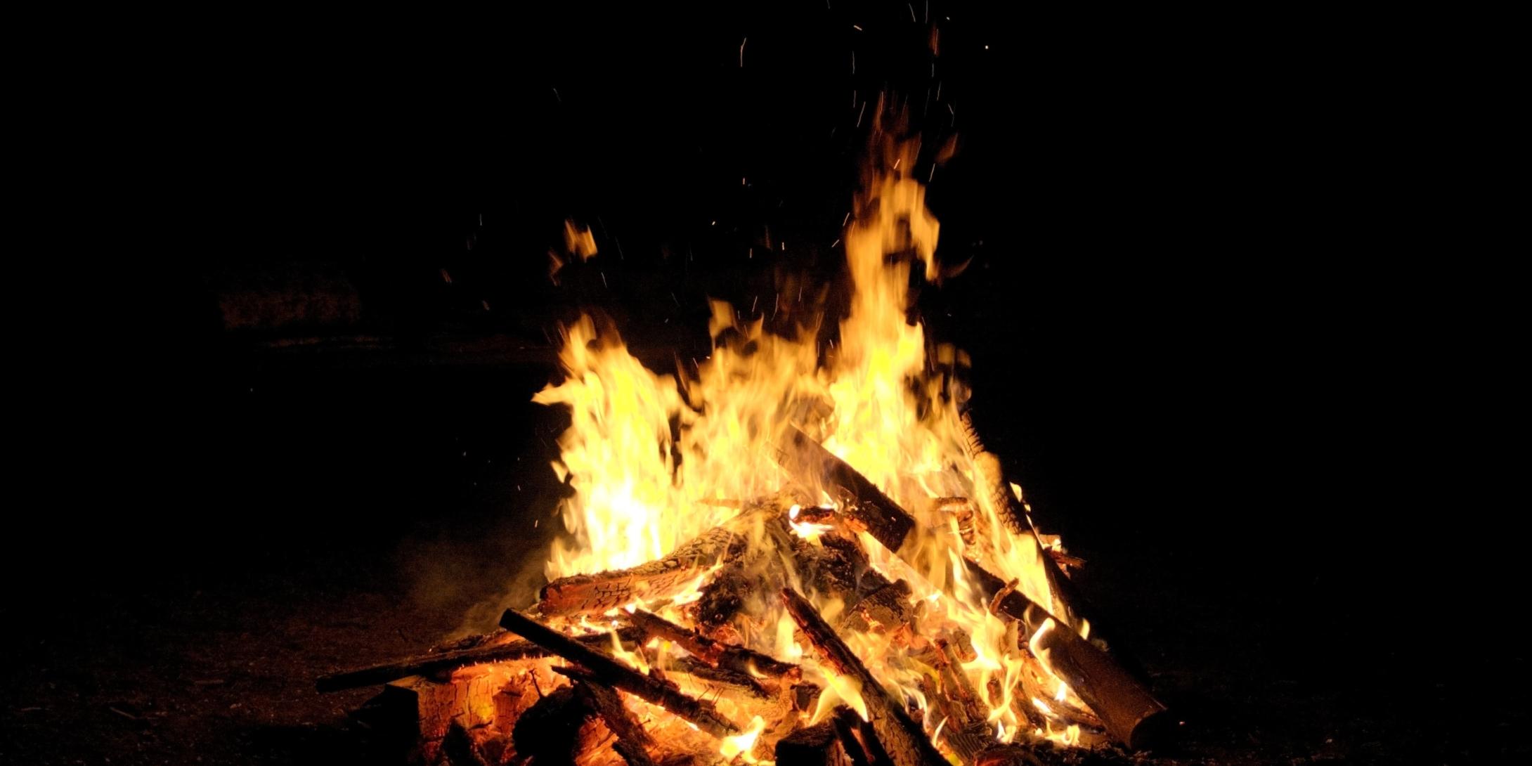 Leuchtend loderndes Lagerfeuer