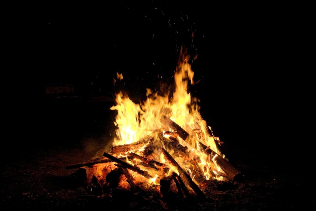 Leuchtend loderndes Lagerfeuer