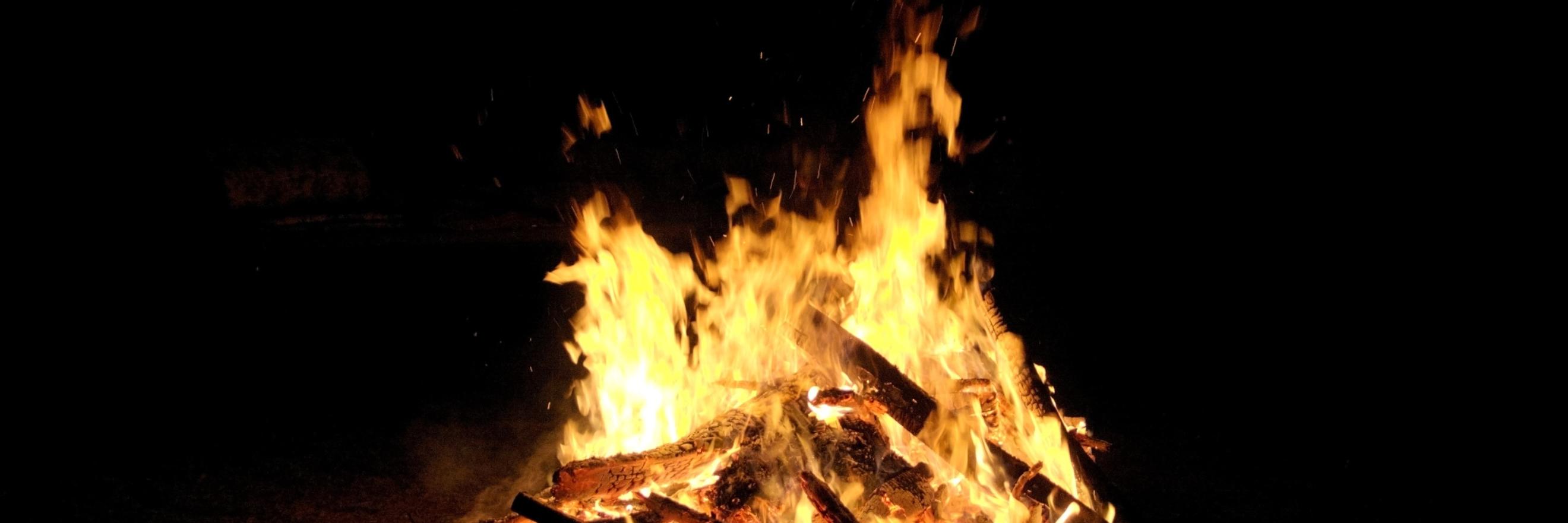 Leuchtend loderndes Lagerfeuer