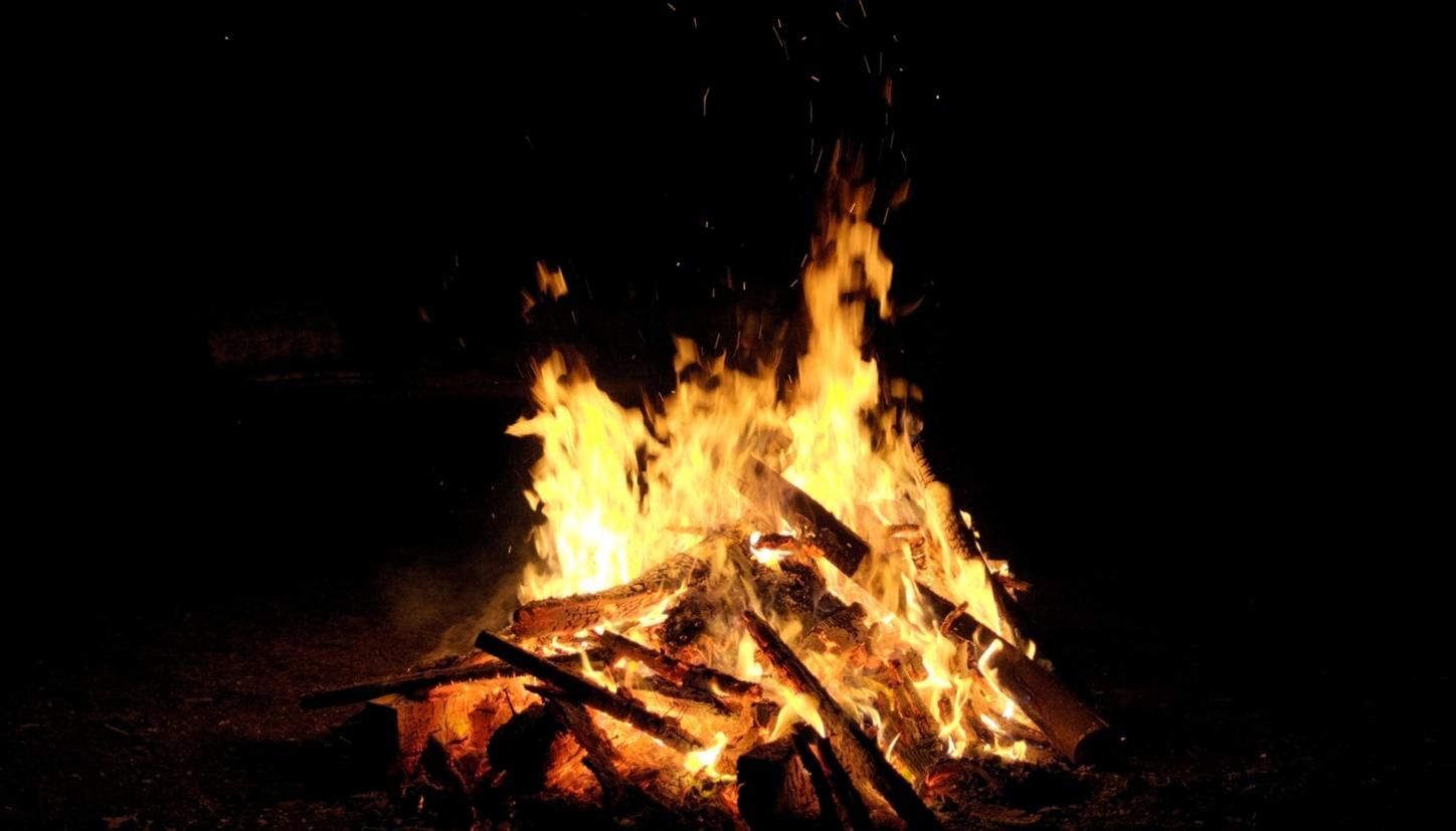 Leuchtend loderndes Lagerfeuer
